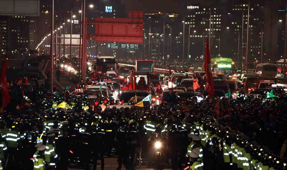 韩国建筑工人占桥罢工 致车辆通行受阻-激流网