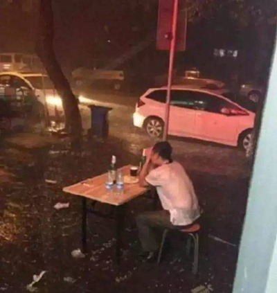 嚎啕大哭的中年司机：谁不是一边被生活逼迫，一边负重前行？-激流网