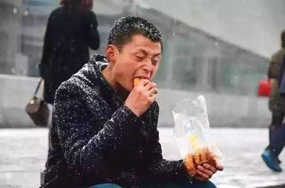 嚎啕大哭的中年司机：谁不是一边被生活逼迫，一边负重前行？-激流网