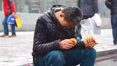 嚎啕大哭的中年司机：谁不是一边被生活逼迫，一边负重前行？-激流网